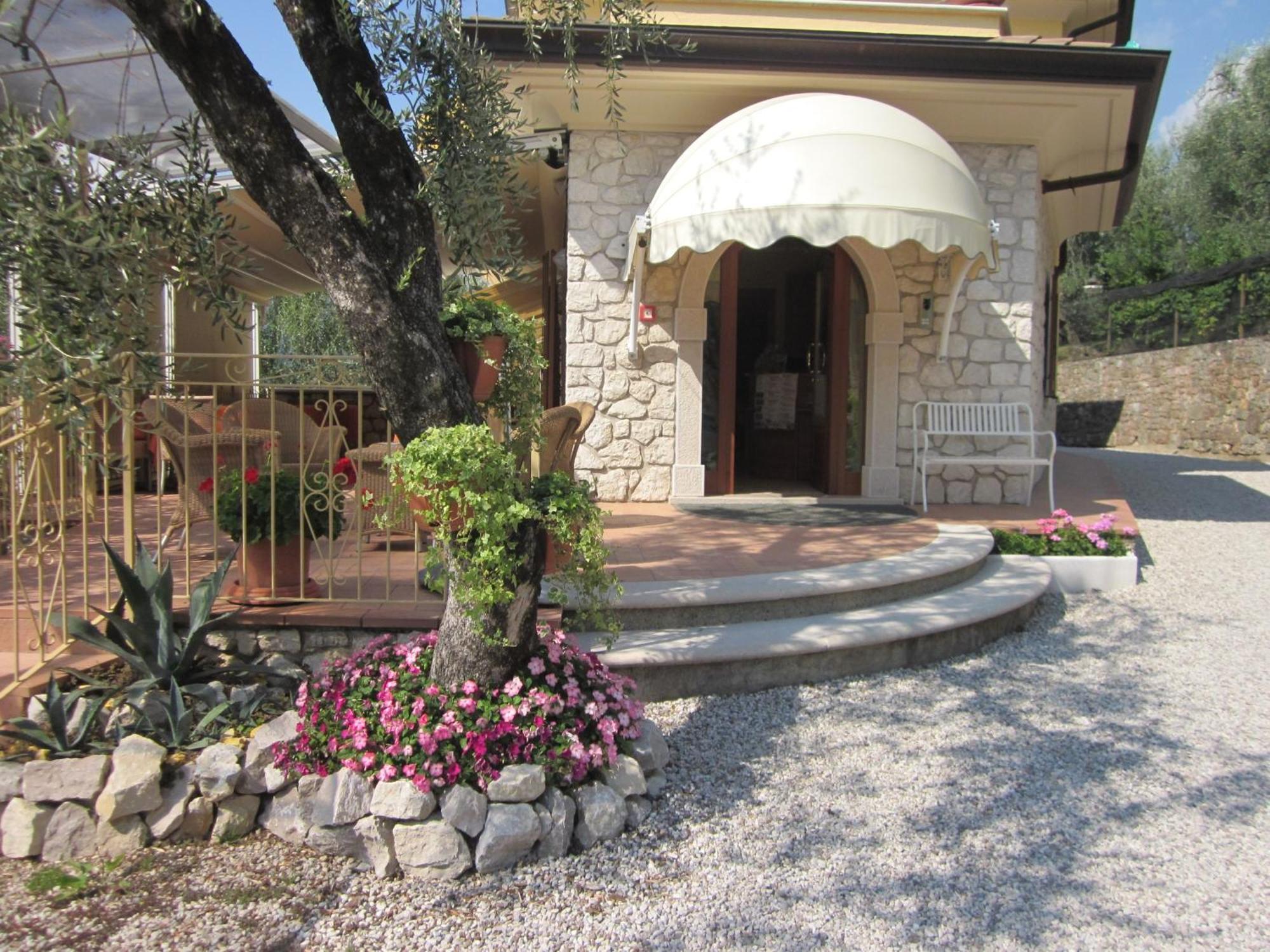 Residence Casa Maria Assenza di Brenzone Bagian luar foto